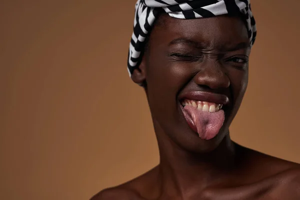 Joking Stylish Black Girl Wearing Traditional African Turban Winking Sticking — Foto de Stock