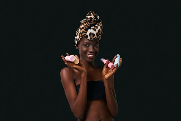 Smiling Black Girl Hold Four Colorful Nail Polishes Young Slim — Photo