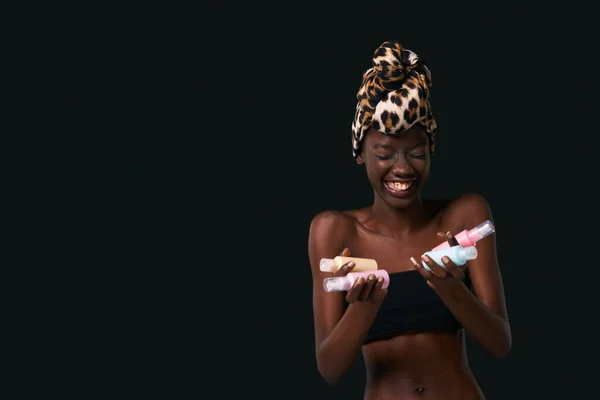 Laughing Black Girl Holding Four Colorful Nail Polishes Pretty Young — Stockfoto