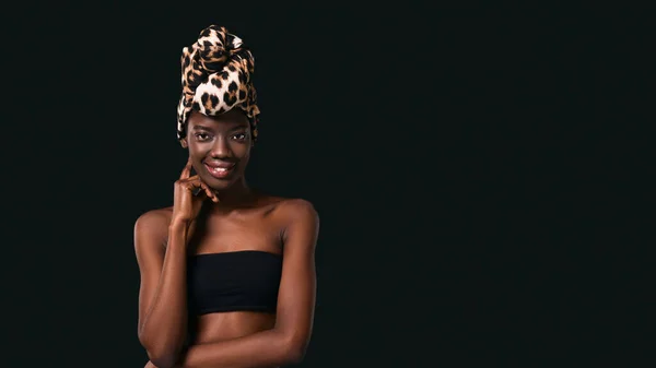 Smiling Stylish Black Girl Wearing Traditional African Turban Looking Camera — Zdjęcie stockowe