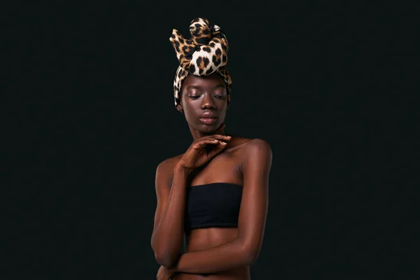 Thoughtful Stylish Black Girl Wearing Traditional African Turban Crossed Arm — Stockfoto