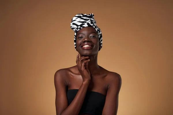 Glimlachend Elegant Zwart Meisje Met Traditionele Afrikaanse Tulband Die Naar — Stockfoto