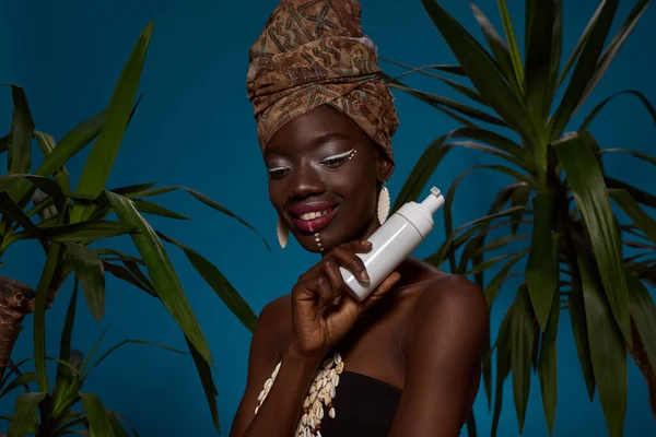 Elegant Black Girl Holding Bottle Cosmetic Cream Green Palms Beautiful — Stockfoto