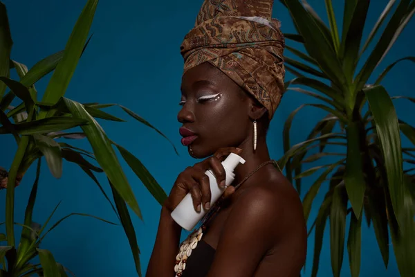 Side View Fashionable Black Girl Bottle Cosmetic Cream Palms Pretty — Stockfoto