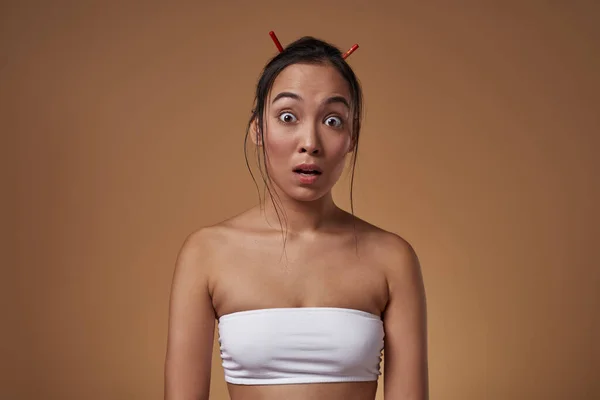 Scared Surprised Stylish Asian Girl Looking Camera Attractive Young Brunette — Stockfoto