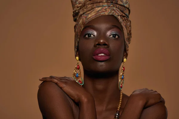 Cropped Fashionable Black Girl Wearing Traditional African Outfit Accessories Looking — Stock Photo, Image