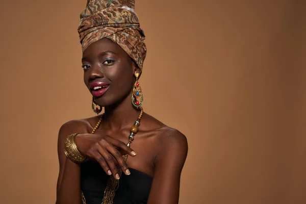 Усміхнена Чорна Дівчина Африканському Вбранні Аксесуарах Дивиться Камеру Досить Молода — стокове фото