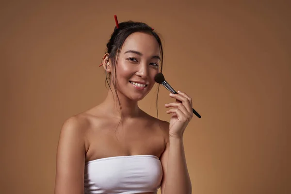 Smiling Stylish Asian Girl Cosmetic Brush Looking Camera Attractive Young — Stock Photo, Image