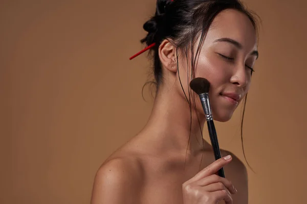 Cropped Fashionable Asian Girl Closed Eyes Applying Cosmetic Brush Her — Stockfoto