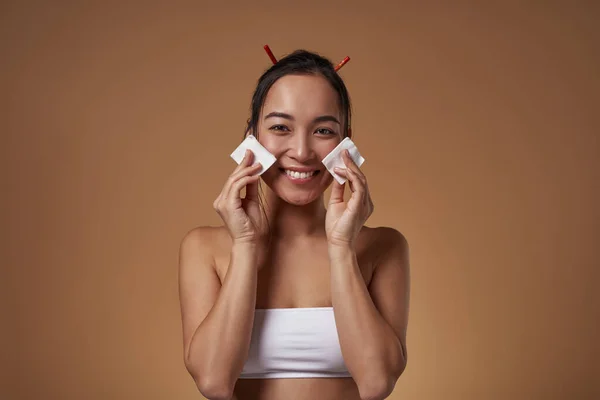 Smiling Elegant Asian Girl Wiping Her Face Cotton Swabs Beautiful — Fotografia de Stock