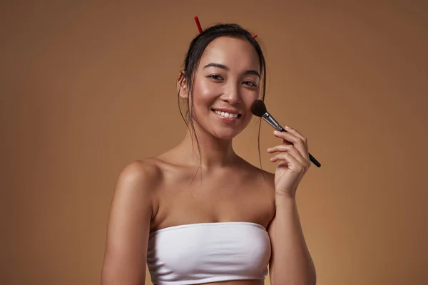 Smiling Fashionable Asian Girl Cosmetic Brush Looking Camera Pretty Young — Stockfoto