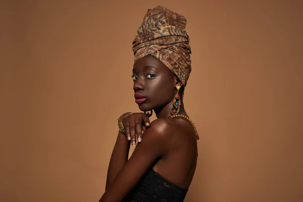 Side View Fashionable Black Girl Wearing Traditional African Outfit Accessories — Zdjęcie stockowe