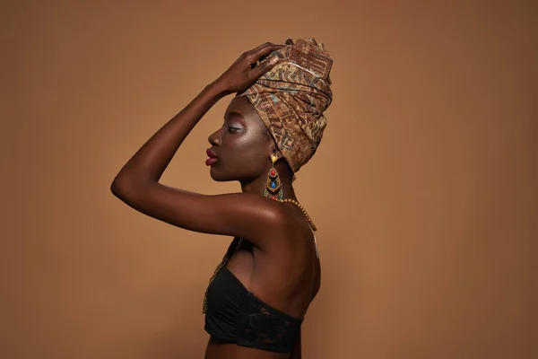 Side View Elegant Black Girl Wearing Traditional African Outfit Accessories — Fotografia de Stock