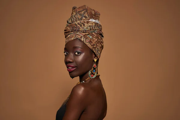 Вид Сбоку Улыбающейся Модной Черной Девушки Традиционном Африканском Наряде Аксессуарах — стоковое фото