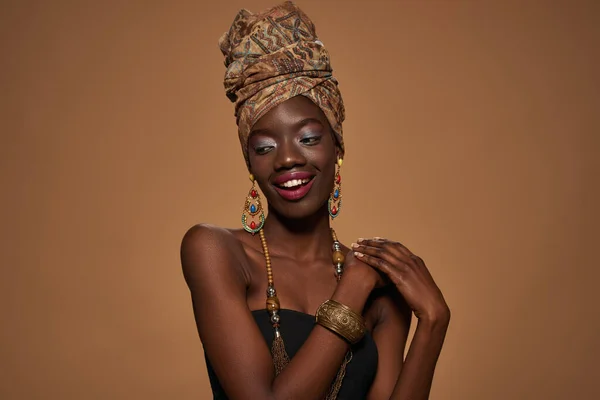 Smiling Stylish Black Girl Wearing Traditional African Outfit Accessories Attractive — Stock Photo, Image