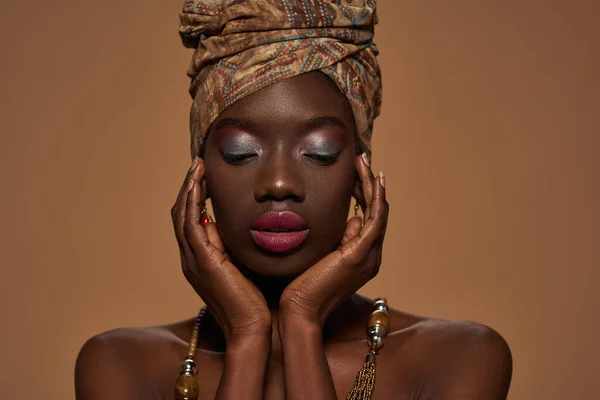 Portrait Elegant Black Girl Wearing Traditional African Outfit Accessories Beautiful — Fotografia de Stock