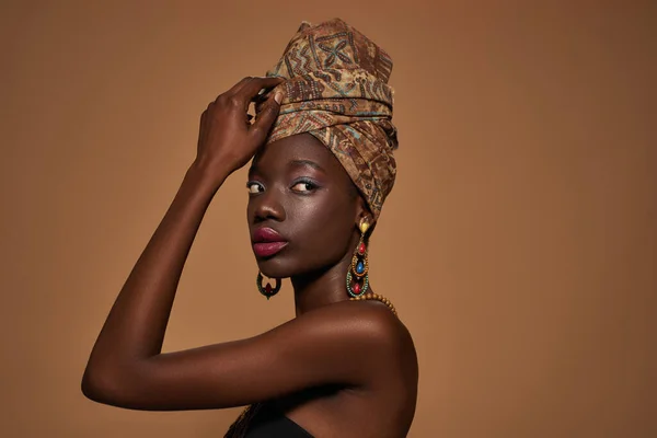 Side View Fashionable Black Girl Wearing Traditional African Outfit Accessories — 스톡 사진