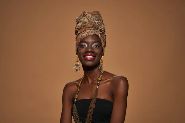Smiling Black Girl Wearing Traditional African Outfit Accessories Looking Camera — Stockfoto