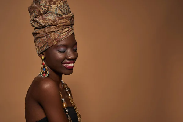 Πλευρική Άποψη Του Χαμογελαστού Κομψό Μαύρο Κορίτσι Φορώντας Παραδοσιακή Αφρικανική — Φωτογραφία Αρχείου