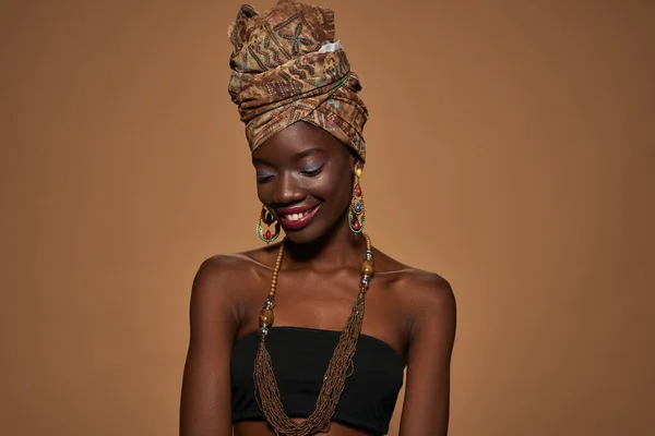 Улыбающаяся Элегантная Черная Девушка Традиционном Африканском Костюме Аксессуарах Красивая Юная — стоковое фото