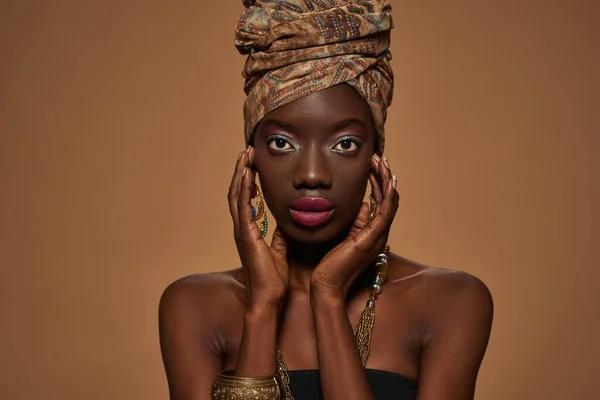 Cropped Confident Stylish Black Girl Wearing Traditional African Outfit Accessories — Fotografia de Stock