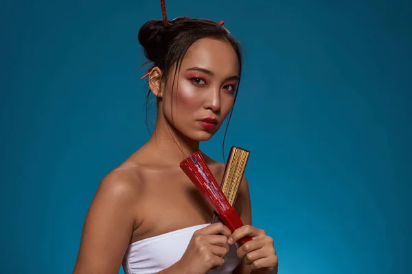 Μοντέρνο Κορίτσι Από Την Ασία Που Κρατάει Δύο Κλειστούς Παραδοσιακούς — Φωτογραφία Αρχείου