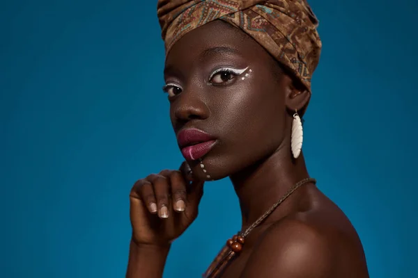 Cropped Elegant Black Girl Looking Camera Beautiful Young Slim Woman — Stock Fotó