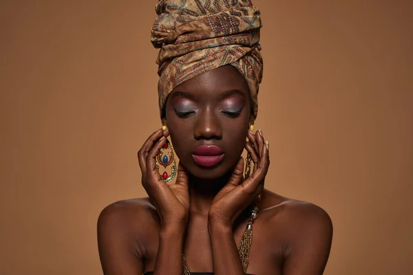 Portrait Elegant Black Girl Wearing Traditional African Outfit Accessories Beautiful — Stock Photo, Image