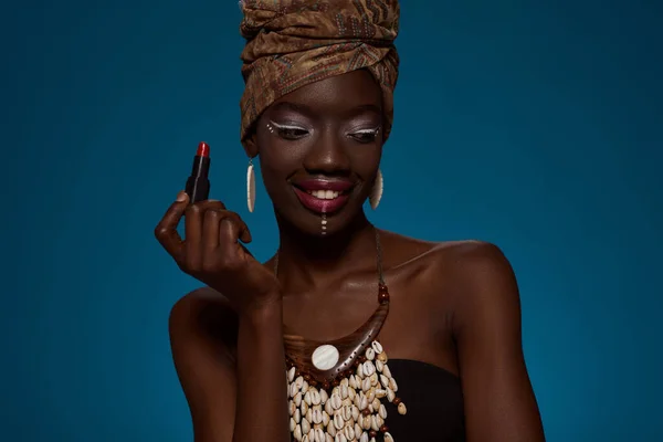 Smiling Fashionable Black Girl Lipstick Pretty Young Slim Woman Wearing — Stockfoto