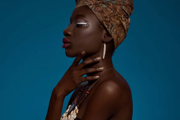 Cropped Side View Elegant Black Girl Wearing Traditional National African — Stockfoto