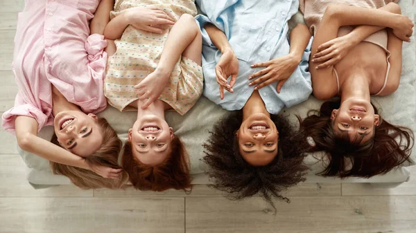 Вид Зверху Молодих Усміхнених Багатоетнічних Подруг Лежать Ліжку Дивляться Камеру — стокове фото