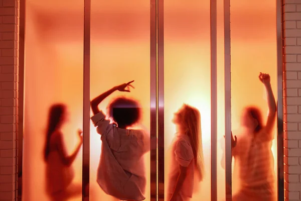Orange Silhouette Girls Dancing Window Brick House Girlish Sleepover Night — Fotografia de Stock
