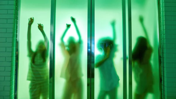 Green Silhouette Girls Dancing Having Fun Window Brick House Girlish — Fotografia de Stock