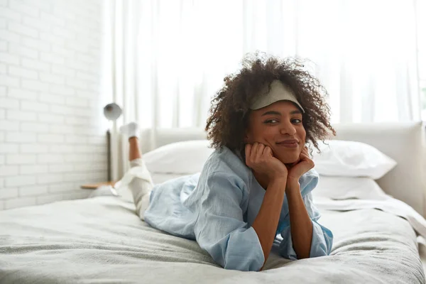 Young Smiling Black Girl Lying Looking Camera Bed Morning Time — Stockfoto