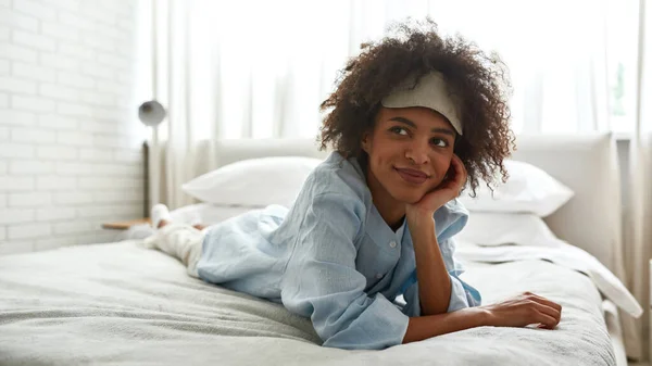 Young Smiling Black Girl Lying Looking Away Bed Home Morning — Stockfoto