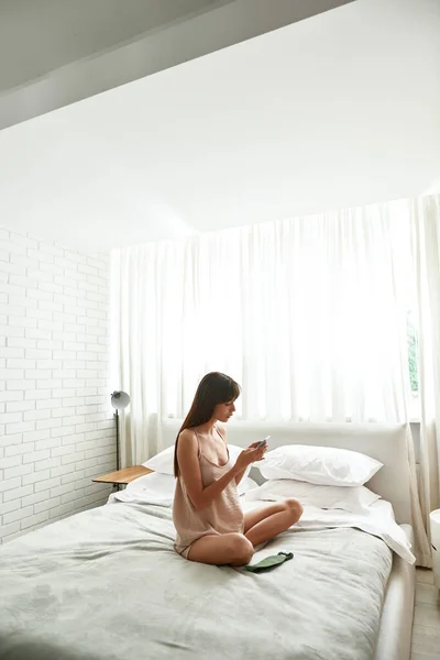 Young Focused Caucasian Girl Using Smartphone Bed Home Attractive Teen — Foto de Stock