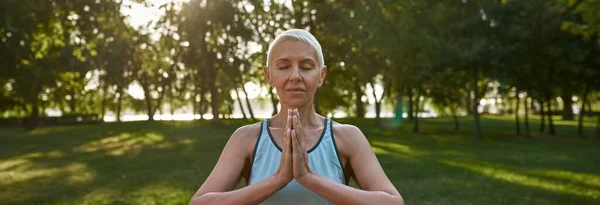 Caucasian Elderly Woman Closed Eyes Practicing Yoga Meditating Green Lawn — Zdjęcie stockowe