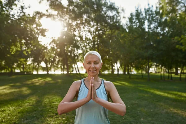 Caucasian Grey Hair Woman Practicing Yoga Meditating Green Lawn Park — Zdjęcie stockowe