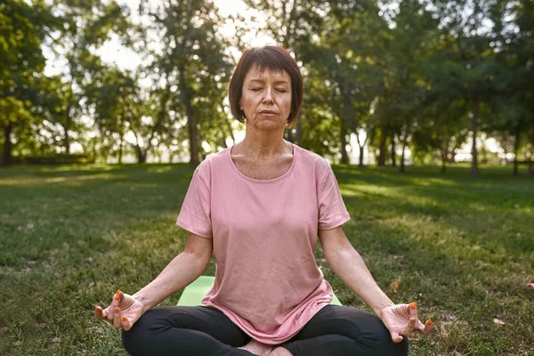 Focused Caucasian Senior Woman Closed Eyes Practicing Yoga Meditating Fitness — Zdjęcie stockowe