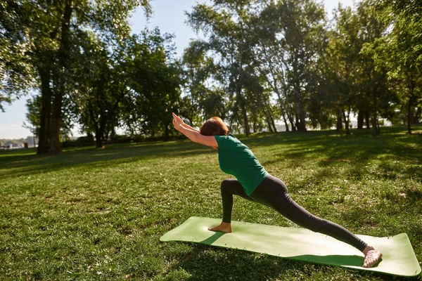 Mature Woman Practicing Yoga Park Sportive Female Pensioner Wearing Sportswear — Zdjęcie stockowe