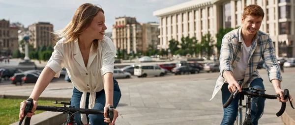 Girl Looking Boyfriend While Riding Bicycles City Square Modern Urban — Stock Photo, Image