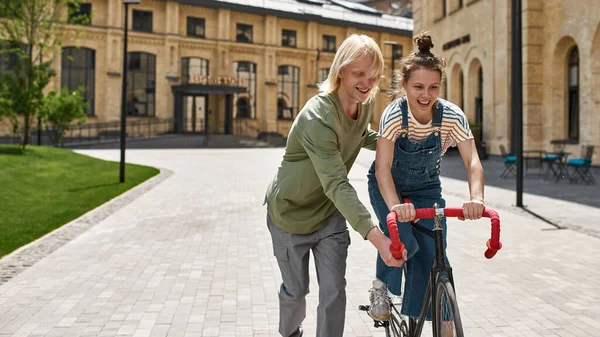 Guy Teach His Girlfriend Ride Bicycle City Modern Urban Healthy — Stock fotografie