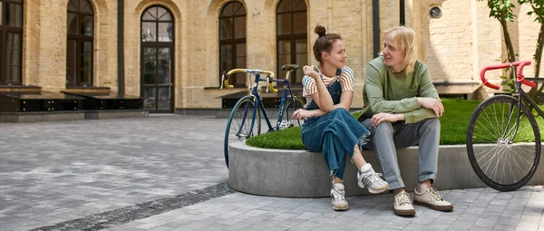 Young Smiling Caucasian Couple Sitting Looking Each Other Bicycles City — Stock Photo, Image