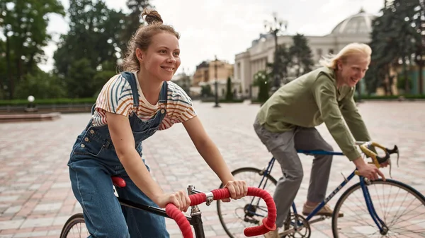 Young Happy Caucasian Couple Riding Bicycles City Square Modern Urban — Stock Photo, Image