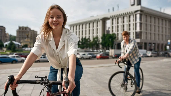 Focus Foreground Smiling Caucasian Girl Her Boyfriend Background Riding Bicycles — Stock Photo, Image