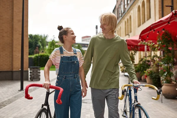 Young Smiling Caucasian Couple Walking Bicycles City Street Modern Urban — Stock Photo, Image