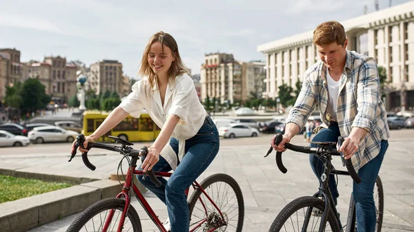 Νεαρό Καυκάσιο Ζευγάρι Κάνει Ποδήλατο Στην Πλατεία Της Πόλης Σύγχρονος — Φωτογραφία Αρχείου