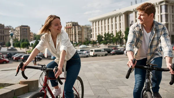 Νεαρό Ευτυχισμένο Καυκάσιο Ζευγάρι Κάνει Ποδήλατο Στην Πλατεία Της Πόλης — Φωτογραφία Αρχείου