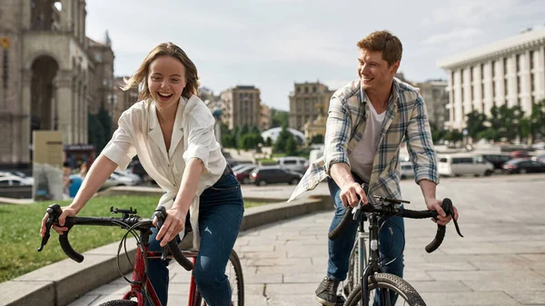 Young Caucasian Couple Riding Bicycles City Square Modern Urban Healthy — Stock Photo, Image