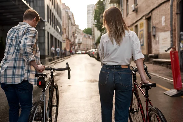 Back View Young Couple Walking Bicycles City Street Modern Urban — Stock Photo, Image